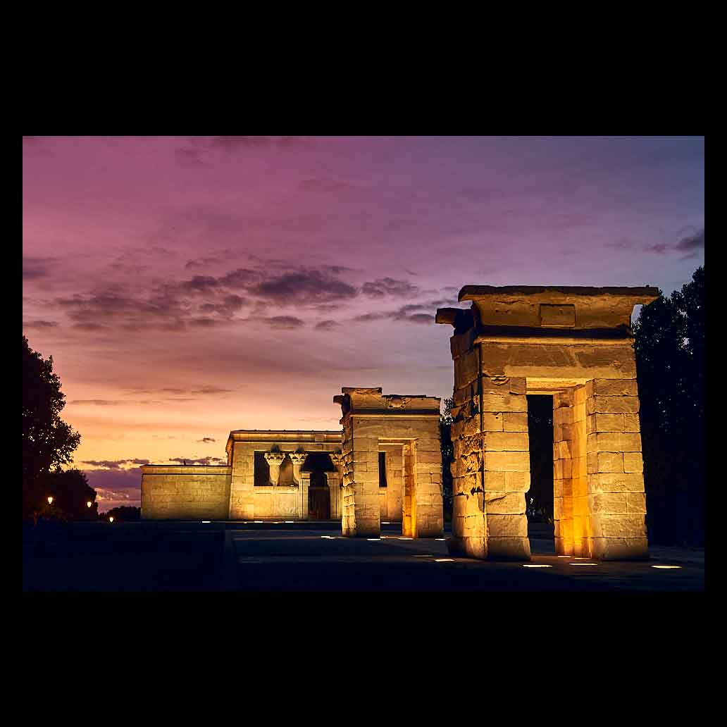 Templo de devod al atardecer fusiona el color del cielo con las lámparas que iluminan el conjunto