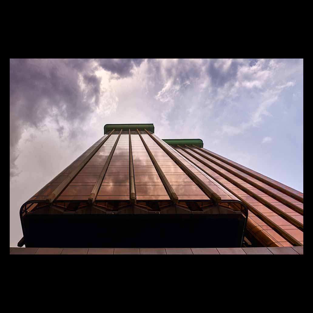 Contrapicado de las Torres de Colón reflejan el cielo nublado en su fachada