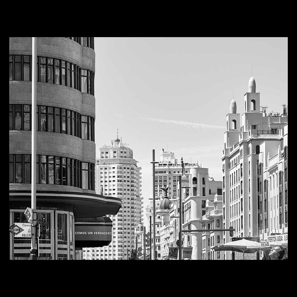 Gran Via de Madrid en blanco y negro destaca la luz del verano en sus fachadas