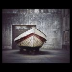 Barcaza de pesca expuesta en un patio de museo