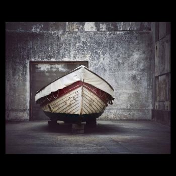 Barcaza de pesca expuesta en un patio de museo