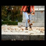 Jugando con las hojas en otoño