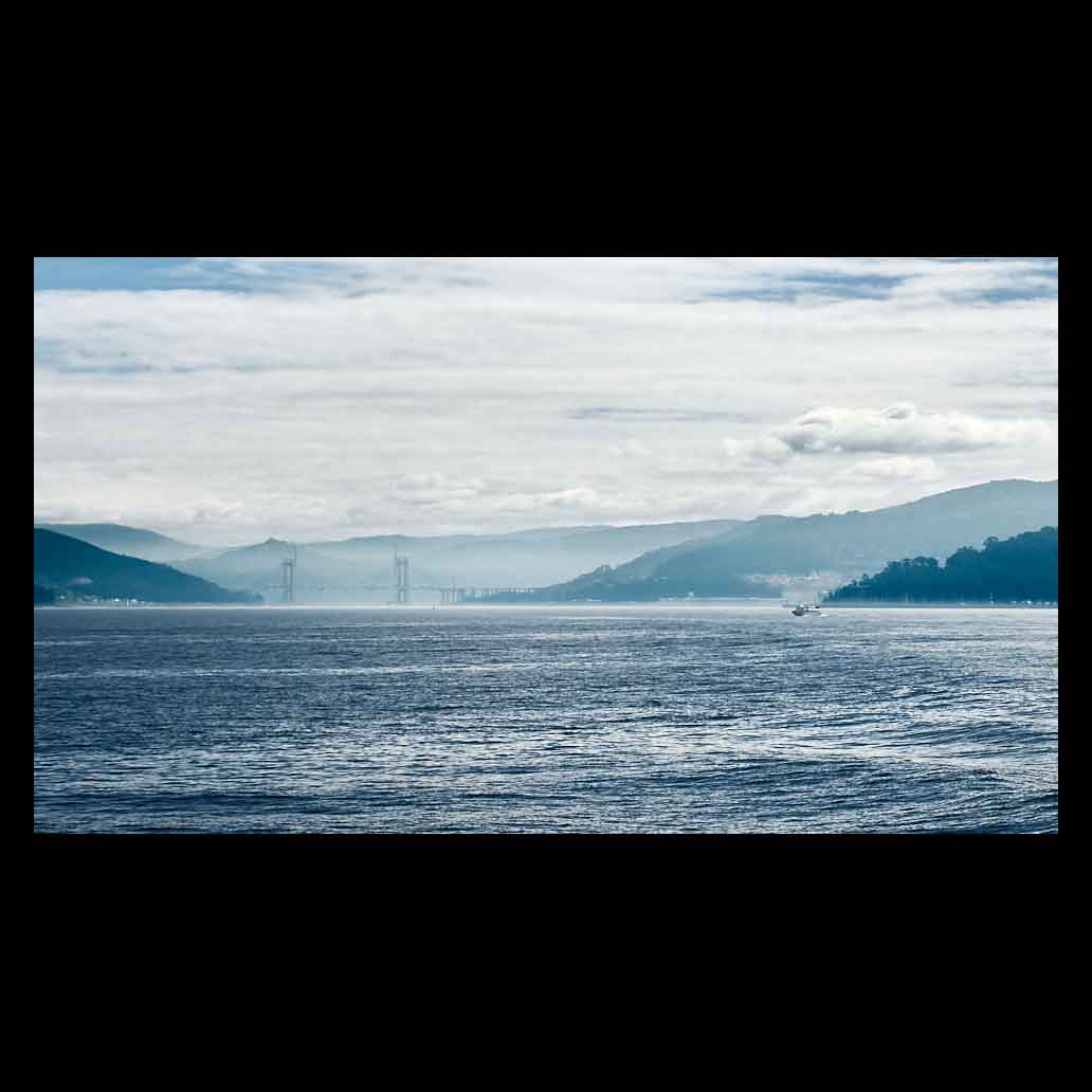 Gran panorámica de la ría de Vigo en tonos azules y al fondo el puente de Rande