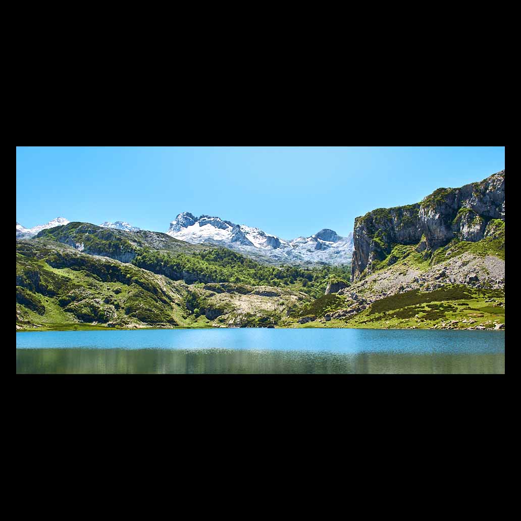 Uno de los lagos de Covadonga refleja la luz de las montañas nevadas