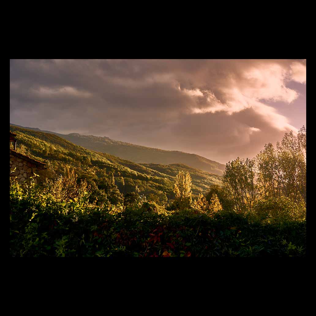 La luz dorada del atardecer inunda el verde valle del Jerte