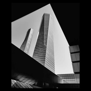 Vista de las Torres del área de negocios en Madrid con luces y sobras que forman líneas y ángulos interesantes