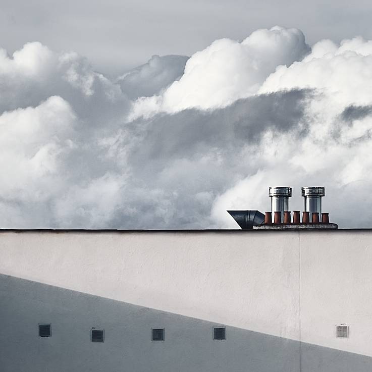 Chimeneas que parecen ser un barco como el titanic surcando las azoteas