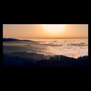 Un gran mar de nubes bajo el sol dorado cubre el valle