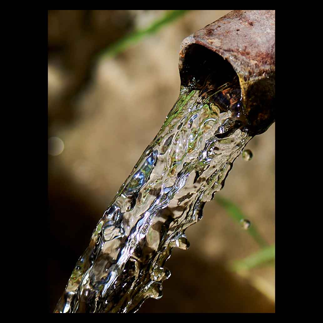 Chorro de agua fresca y cristalina sale de una fuente