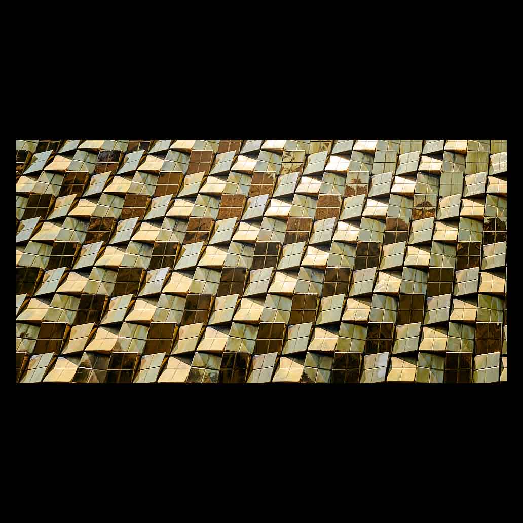 Pared de cubos dorados que reflejan la luz