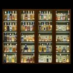 Vitrina iluminada con muchas botellas de tequilas diferentes