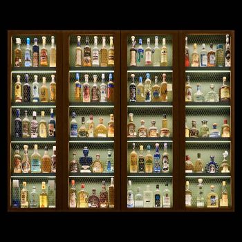 Vitrina iluminada con muchas botellas de tequilas diferentes