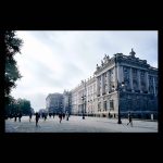 Palacio Real de Madrid iluminado por la luz que se escapa entre las nubes