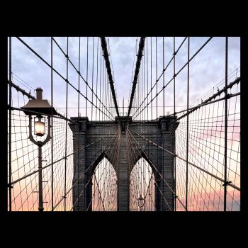 Puente de brooklyn al atardecer muestra su entramado de cables
