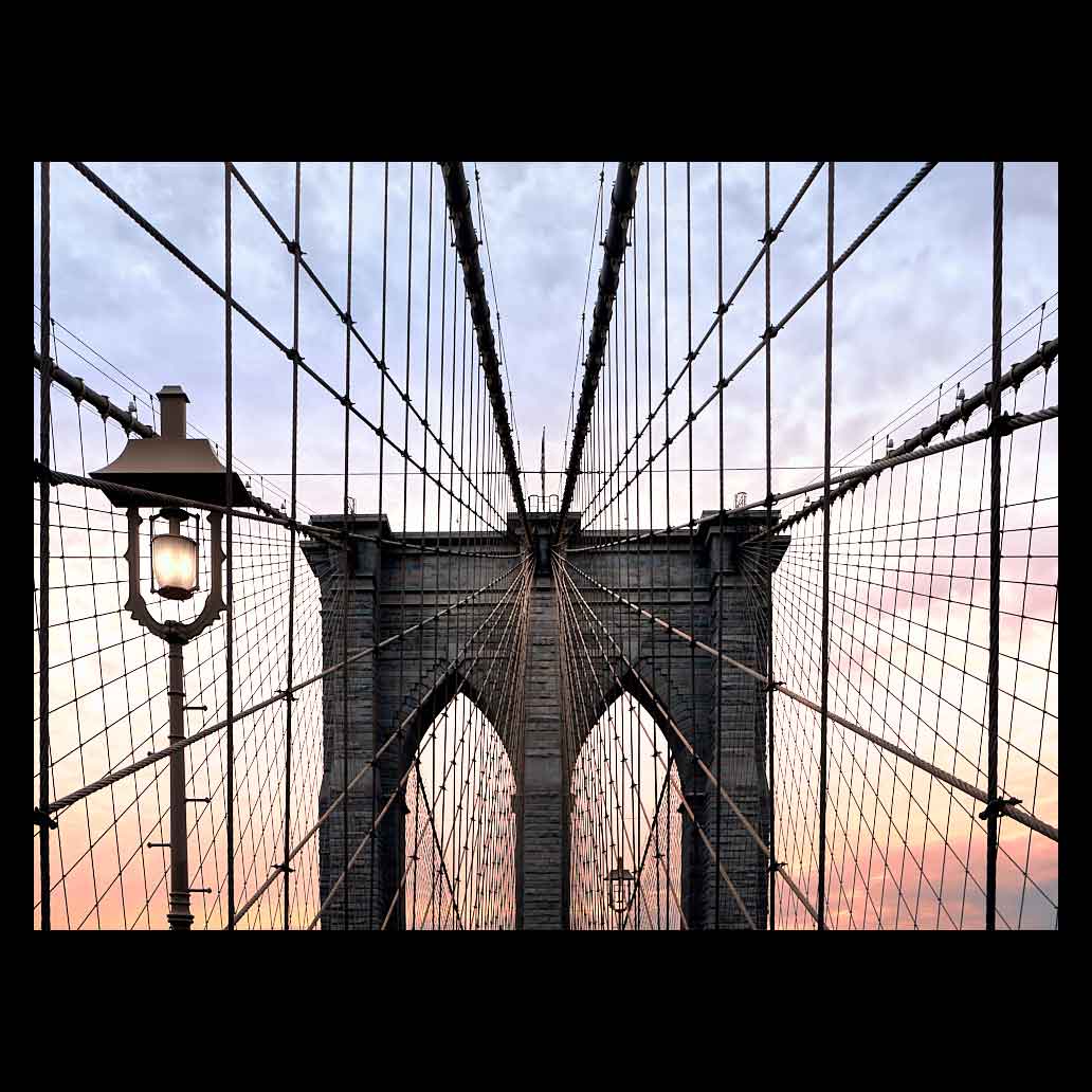 Puente de brooklyn al atardecer muestra su entramado de cables