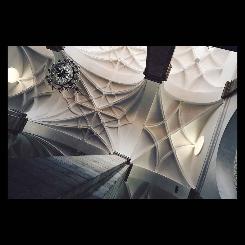 Vista de una boveda estrellada iluminada por dos grandes tragaluces