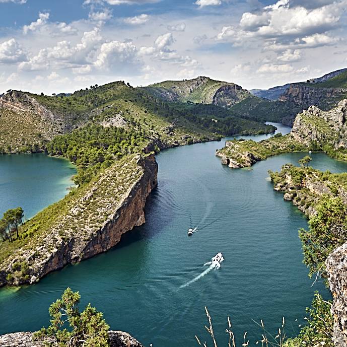 Embalse de Bolarque un medio día de Junio con un cielo impresionante lleno de grandes nubes y un profundo horizonte