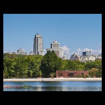 Vista del lago de la casa de campo y Torre de Madrid