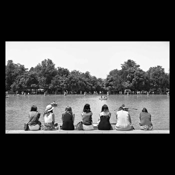 Siete amigas sentadas juntas frente al estanque del retiro disfrutan del momento