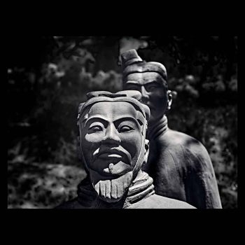 Primer plano de un guerrero de Terracota con mirada desafiante