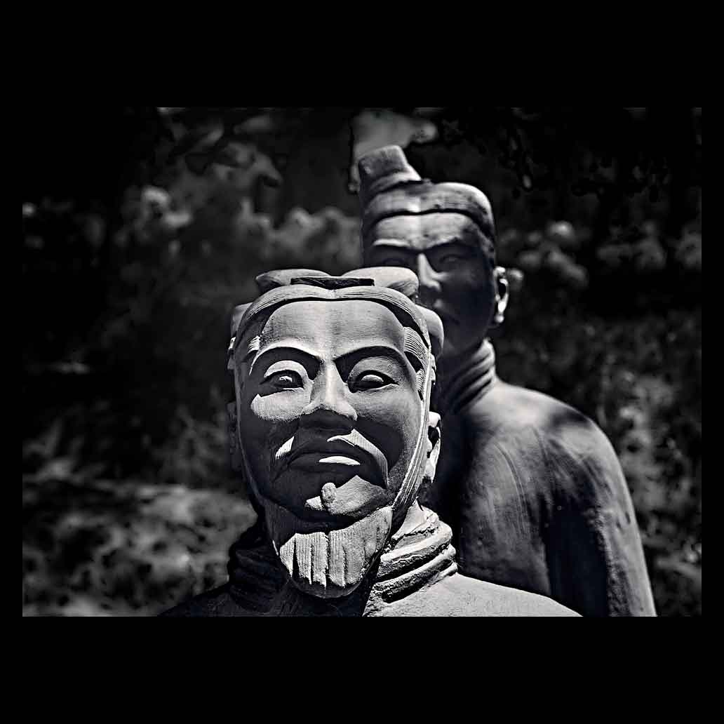 Primer plano de un guerrero de Terracota con mirada desafiante