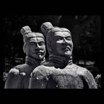 Dos guerreros de Terracota de perfil formando fila y de aspecto desafiante