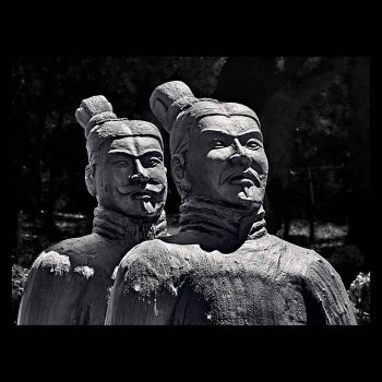 Dos guerreros de Terracota de perfil formando fila y de aspecto desafiante