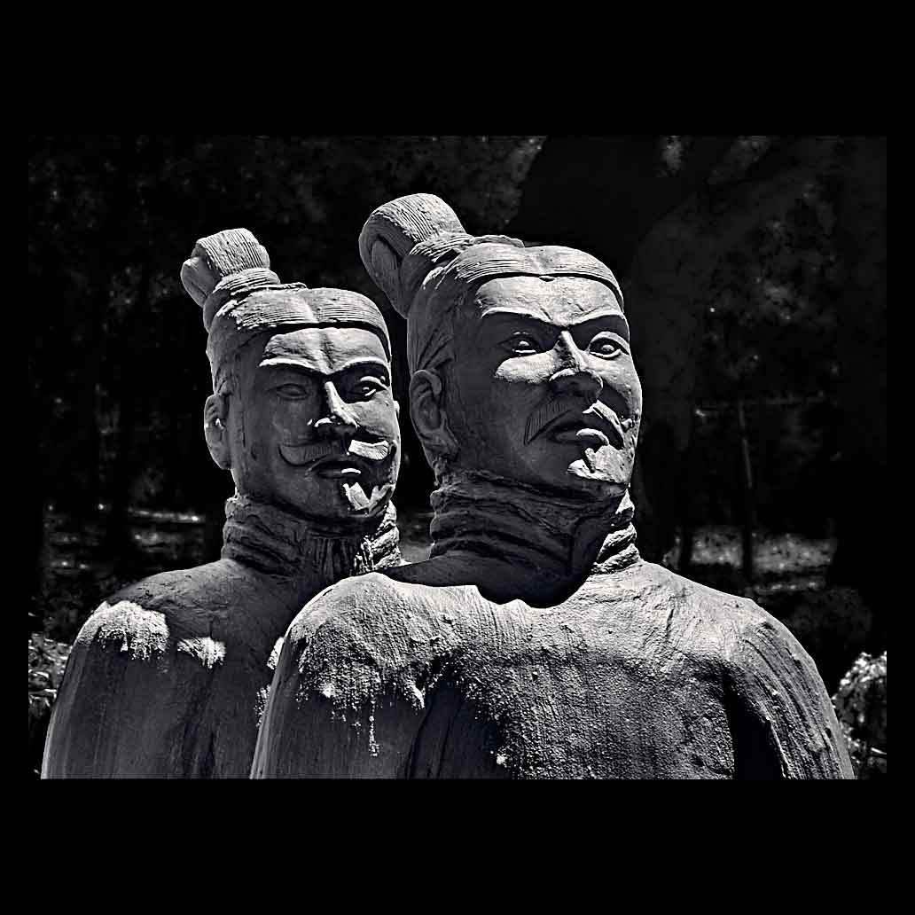 Dos guerreros de Terracota de perfil formando fila y de aspecto desafiante