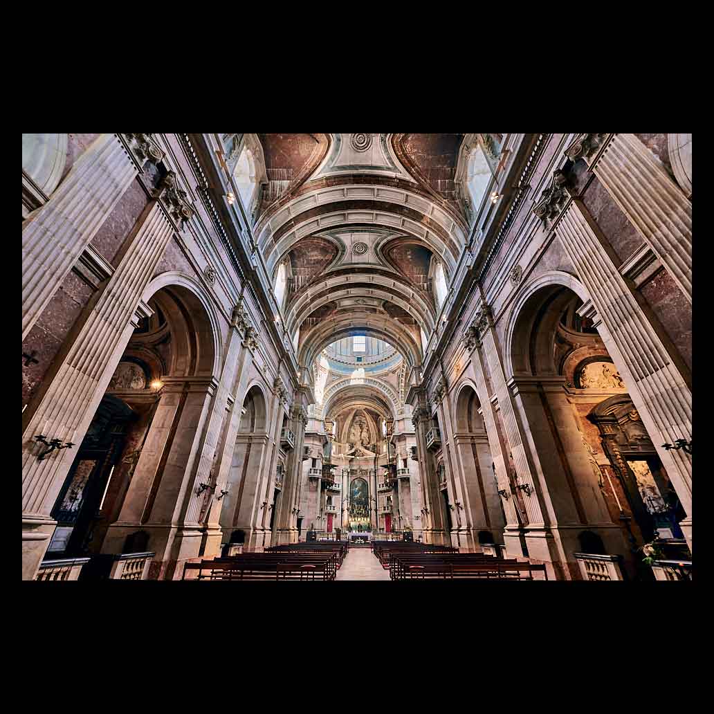 Vista gran angular del interior de interior de la Basílica de Nuestra Señora y San Antonio de Mafra