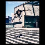 Skater en pleno vuelo buscando el equilibrio en el aire