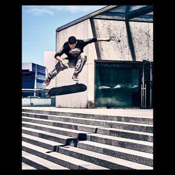 Skater en pleno vuelo buscando el equilibrio en el aire