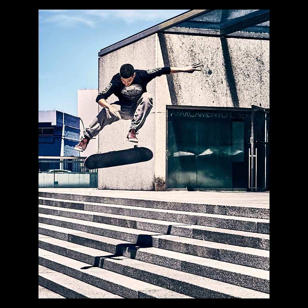 Skater en pleno vuelo buscando el equilibrio en el aire