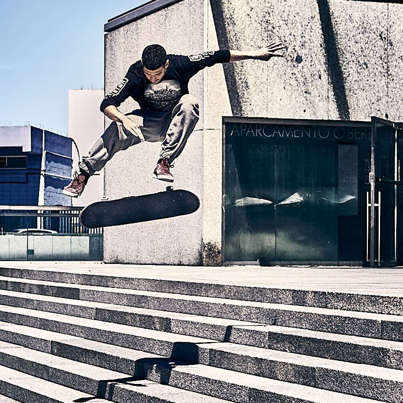 Fotografía urbana, Skater salta escaleras y busca equilibrio en el aire
